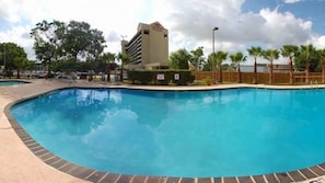 Una piscina al aire libre