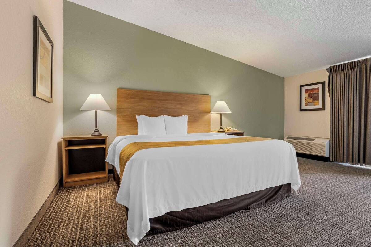 Hypo-allergenic bedding available, in-room safe, desk, blackout drapes