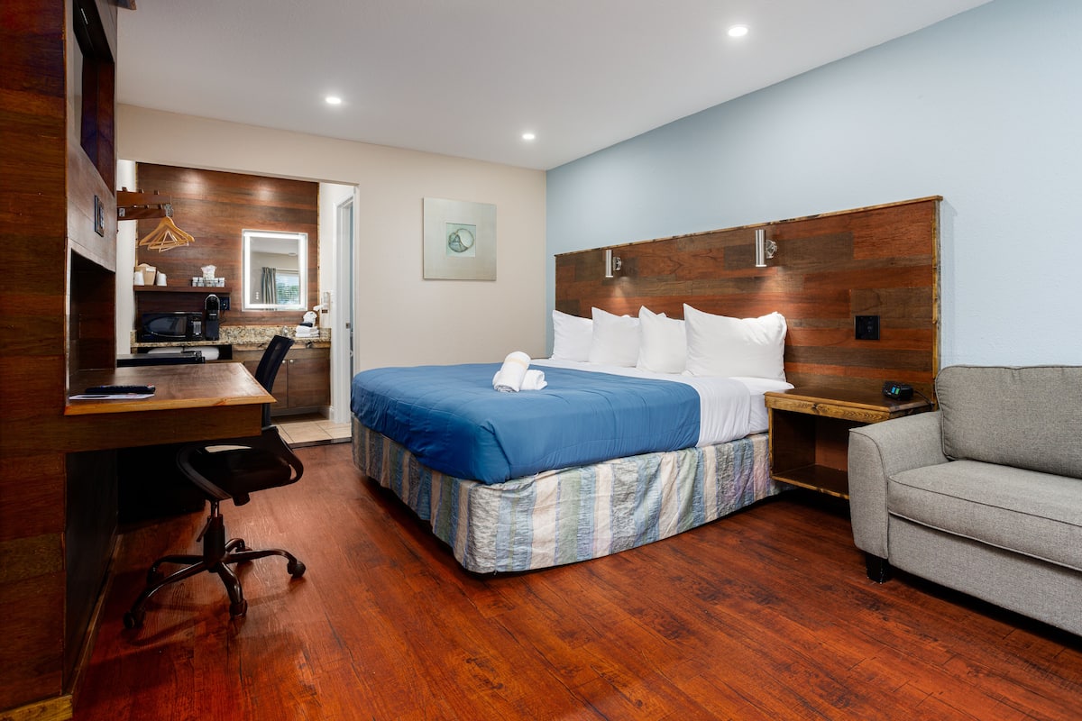 Muebles diferentes, escritorio y tabla de planchar con plancha