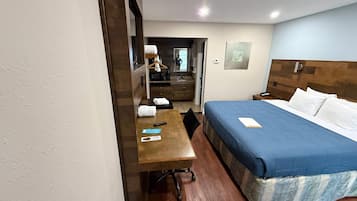 Individually furnished, desk, iron/ironing board, free WiFi