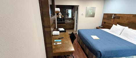 Individually furnished, desk, iron/ironing board, free WiFi