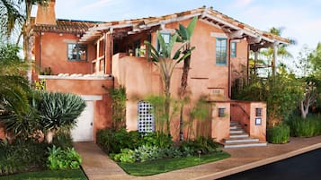 Villa | Vista frontal de la propiedad