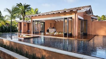 2 outdoor pools