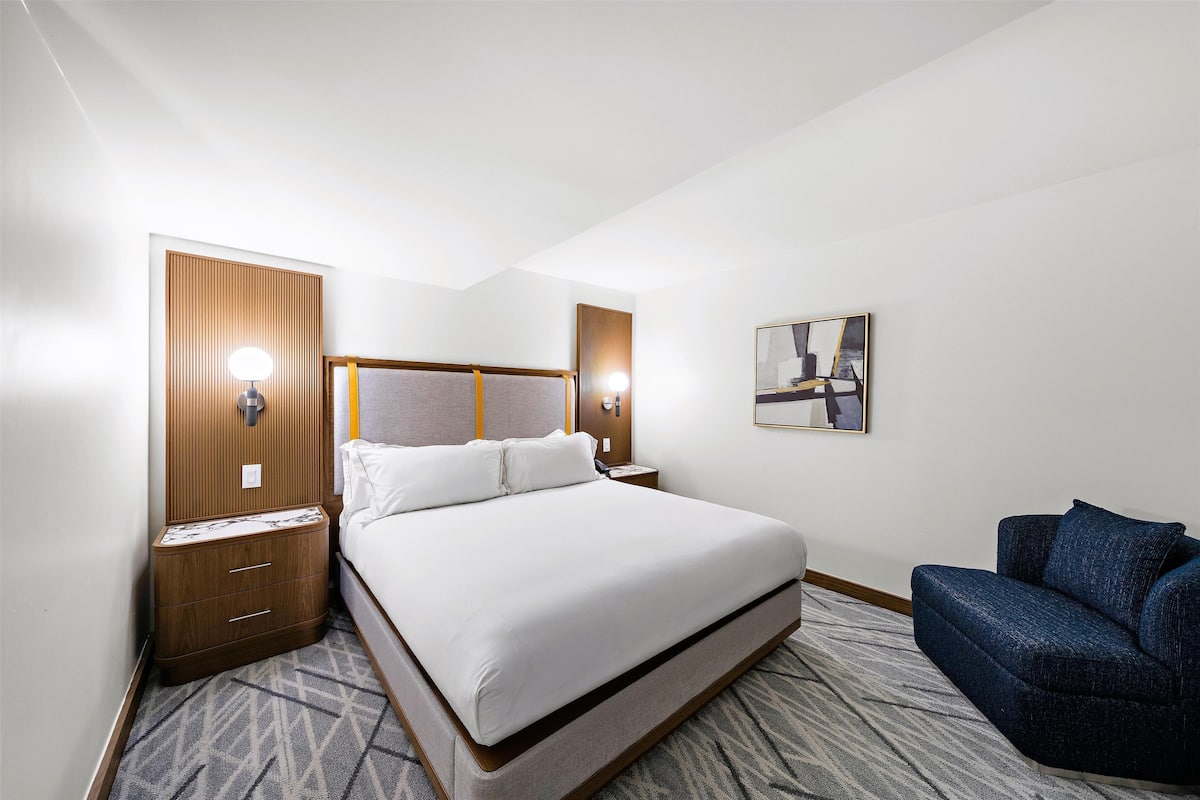 Suite, 1 King Bed, Patio, Poolside | Egyptian cotton sheets, premium bedding, down comforters, pillowtop beds