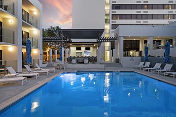 Piscine extérieure, accès possible de 10 h à 22 h, parasols