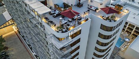 3 bars/lounges, rooftop bar