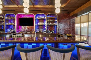 3 restaurants, breakfast served