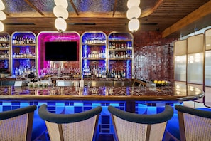 4 restaurants, dinner served