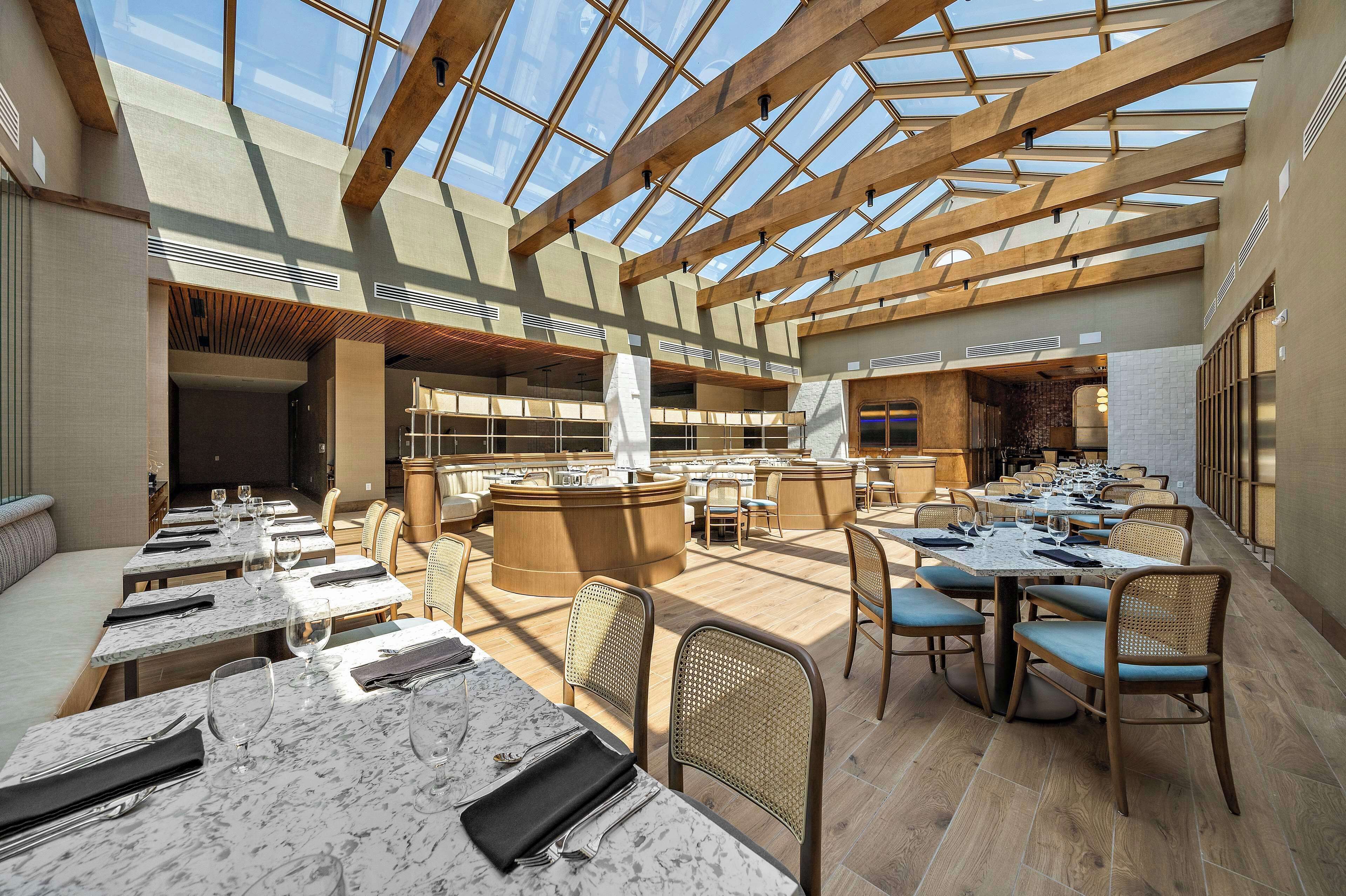 3 間餐廳；供應早餐和晚餐