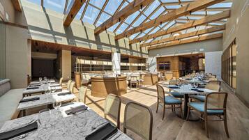 3 restaurants; breakfast and dinner served