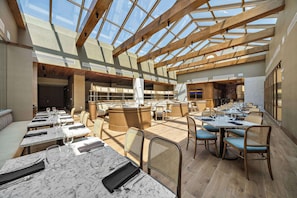 3 restaurants; breakfast and dinner served