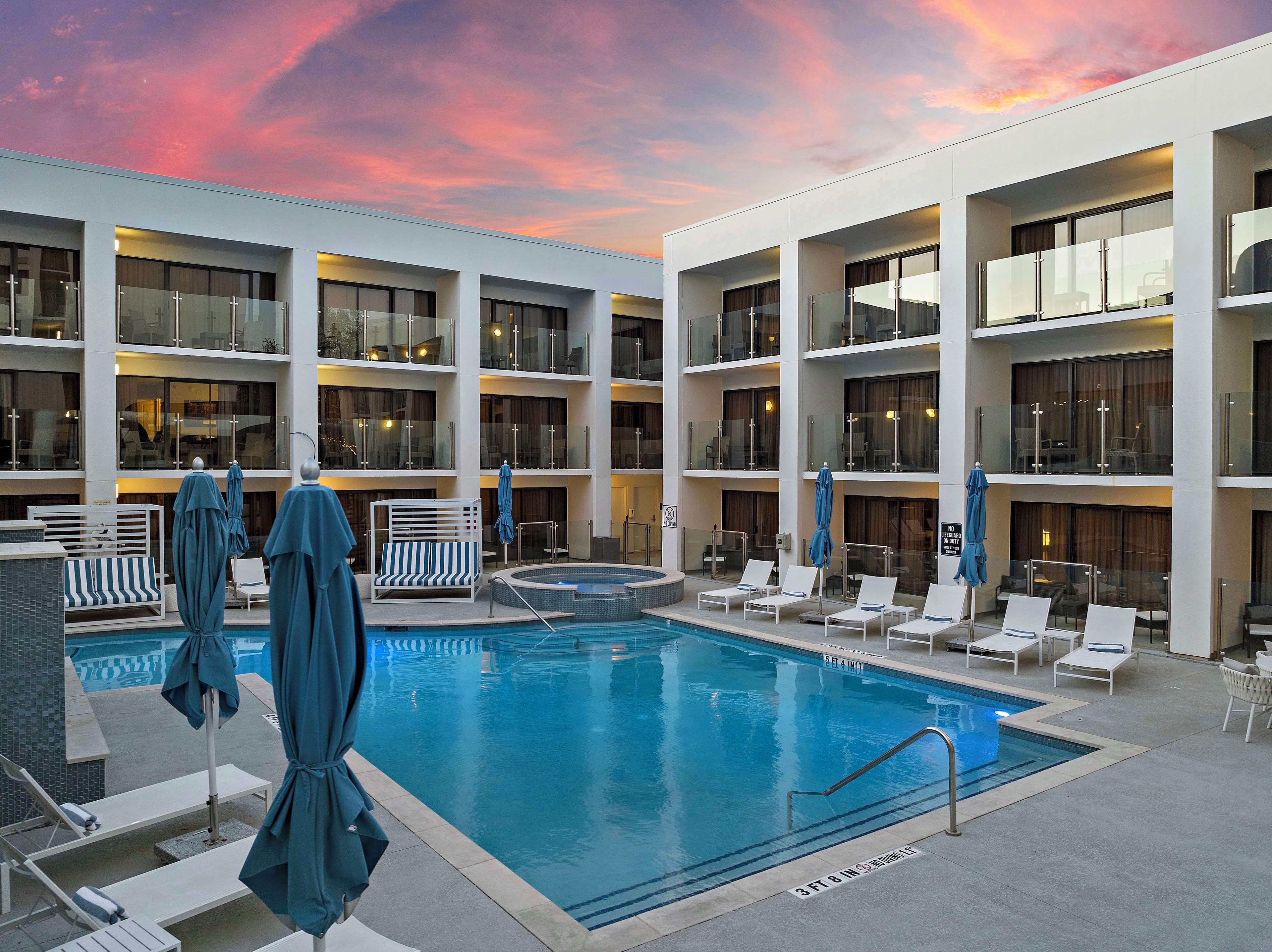 Piscine extérieure, accès possible de 10 h à 22 h, parasols