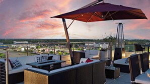 3 bars/lounges, rooftop bar - Hilton College Station & Conference Center (College Station)