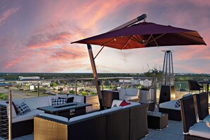 3 bars/lounges, rooftop bar
