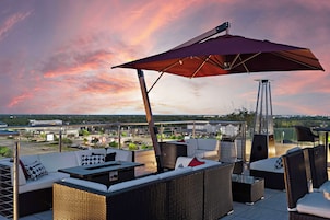 3 bars/lounges, rooftop bar