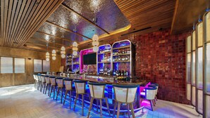 3 bars/lounges, rooftop bar - Hilton College Station & Conference Center (College Station)