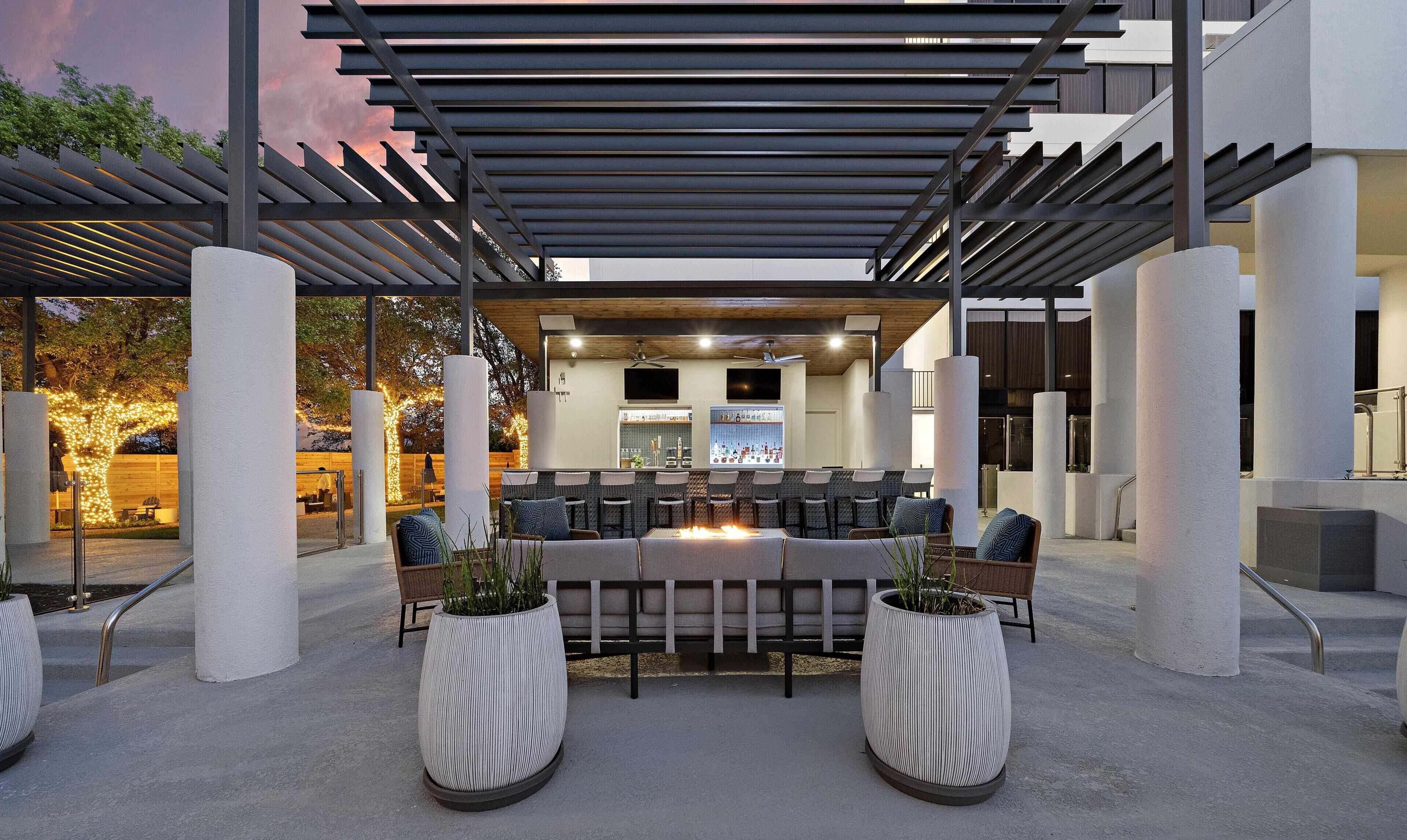 3 restaurants; breakfast and dinner served
