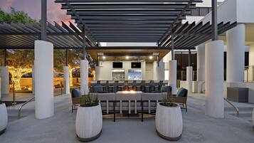3 restaurants; breakfast and dinner served