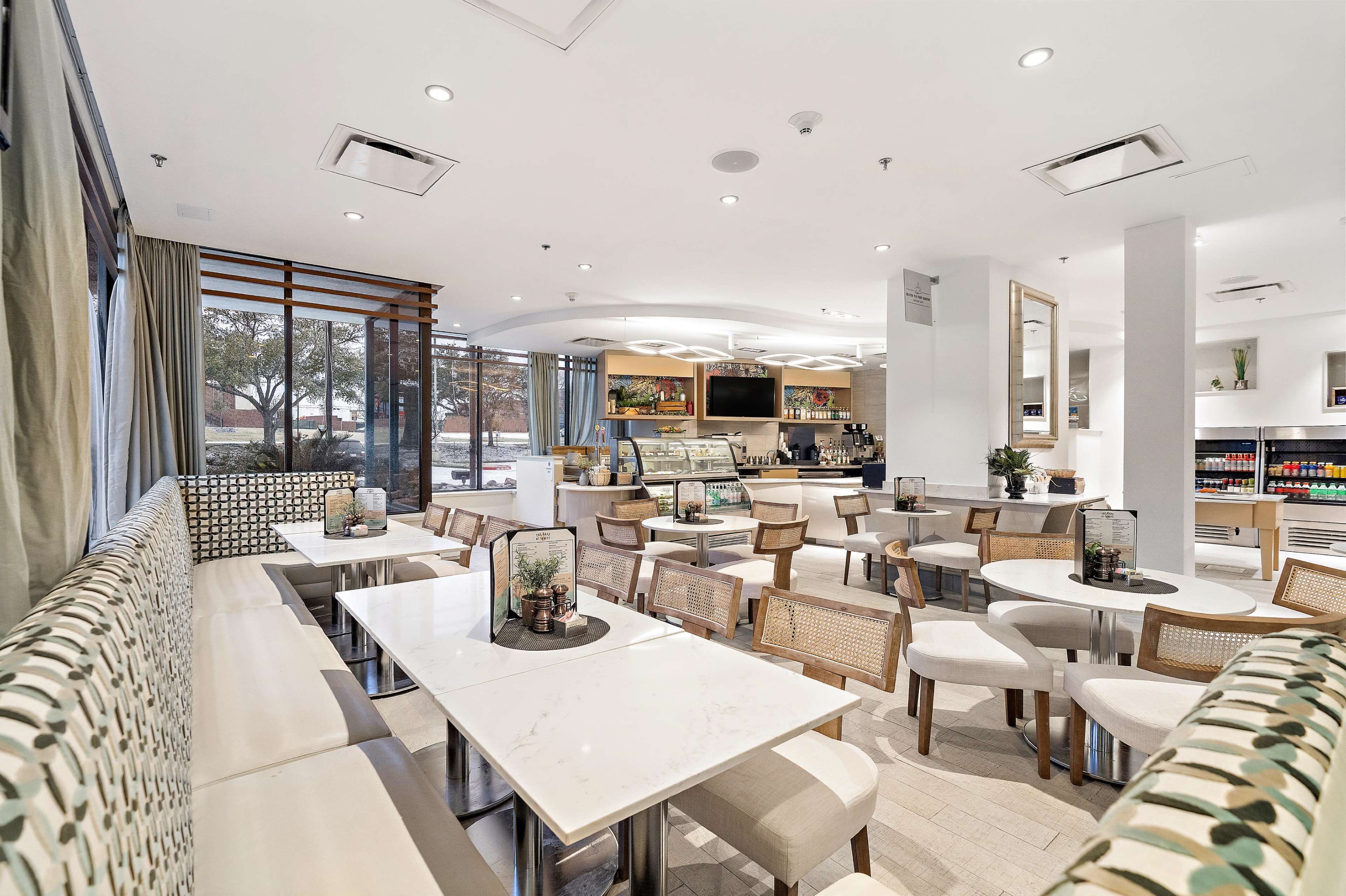 Dagelijks uitgebreid ontbijt (USD 18.00 per persoon)