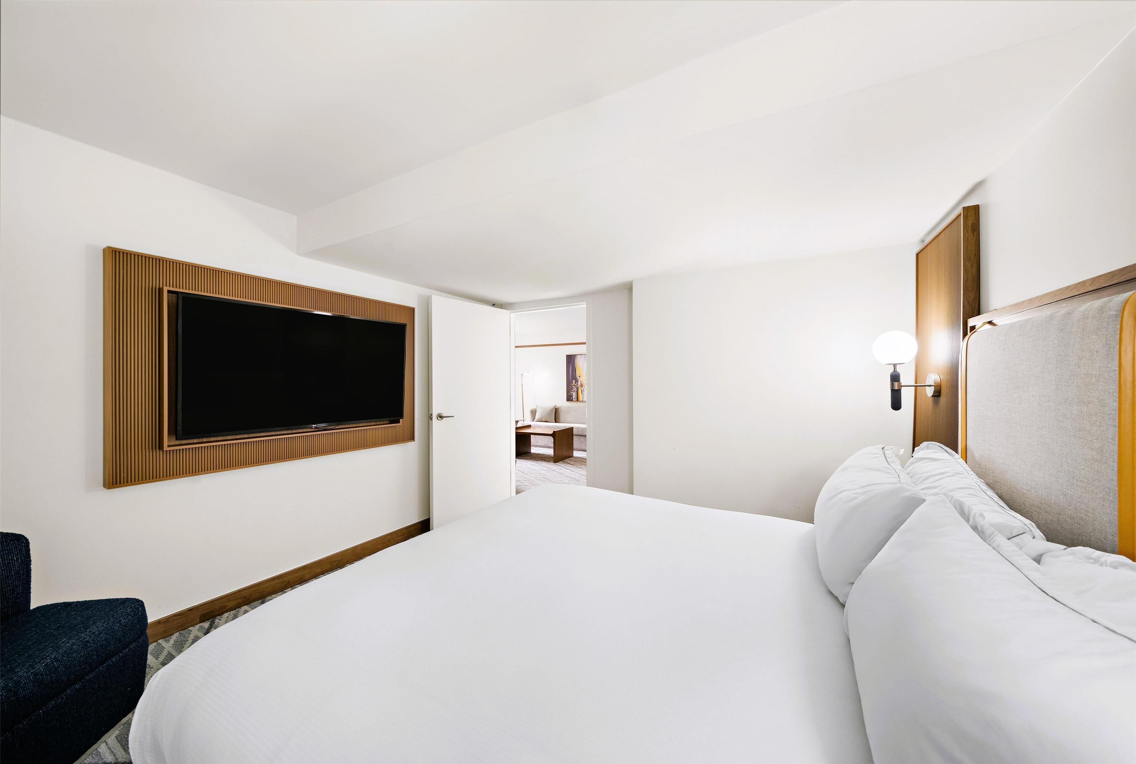 Suite, 1 très grand lit, patio, au bord de la piscine | Draps en coton égyptien, literie de qualité, couette en duvet