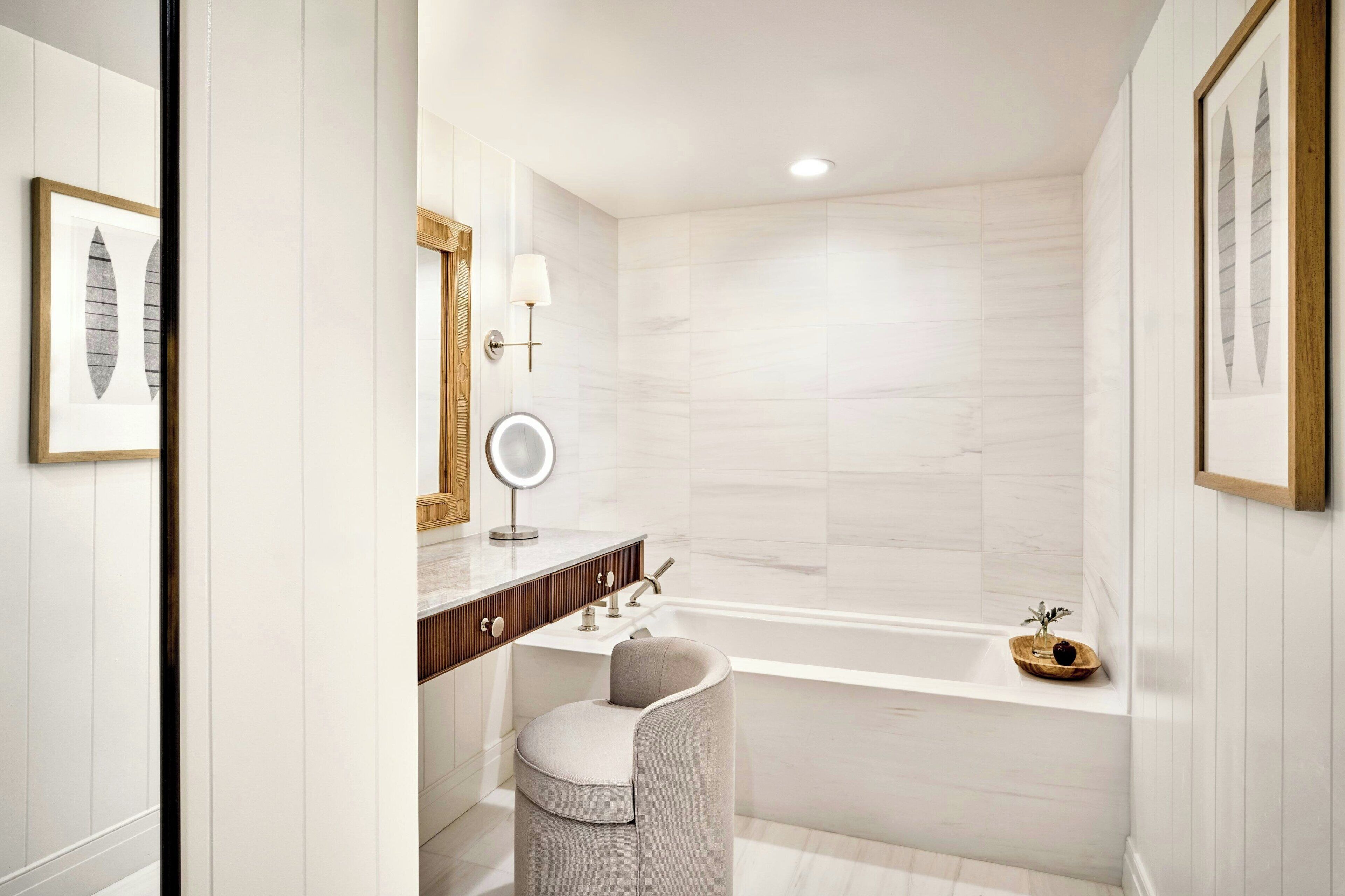 Une salle de bain moderne avec une baignoire, un meuble-lavabo et un miroir.