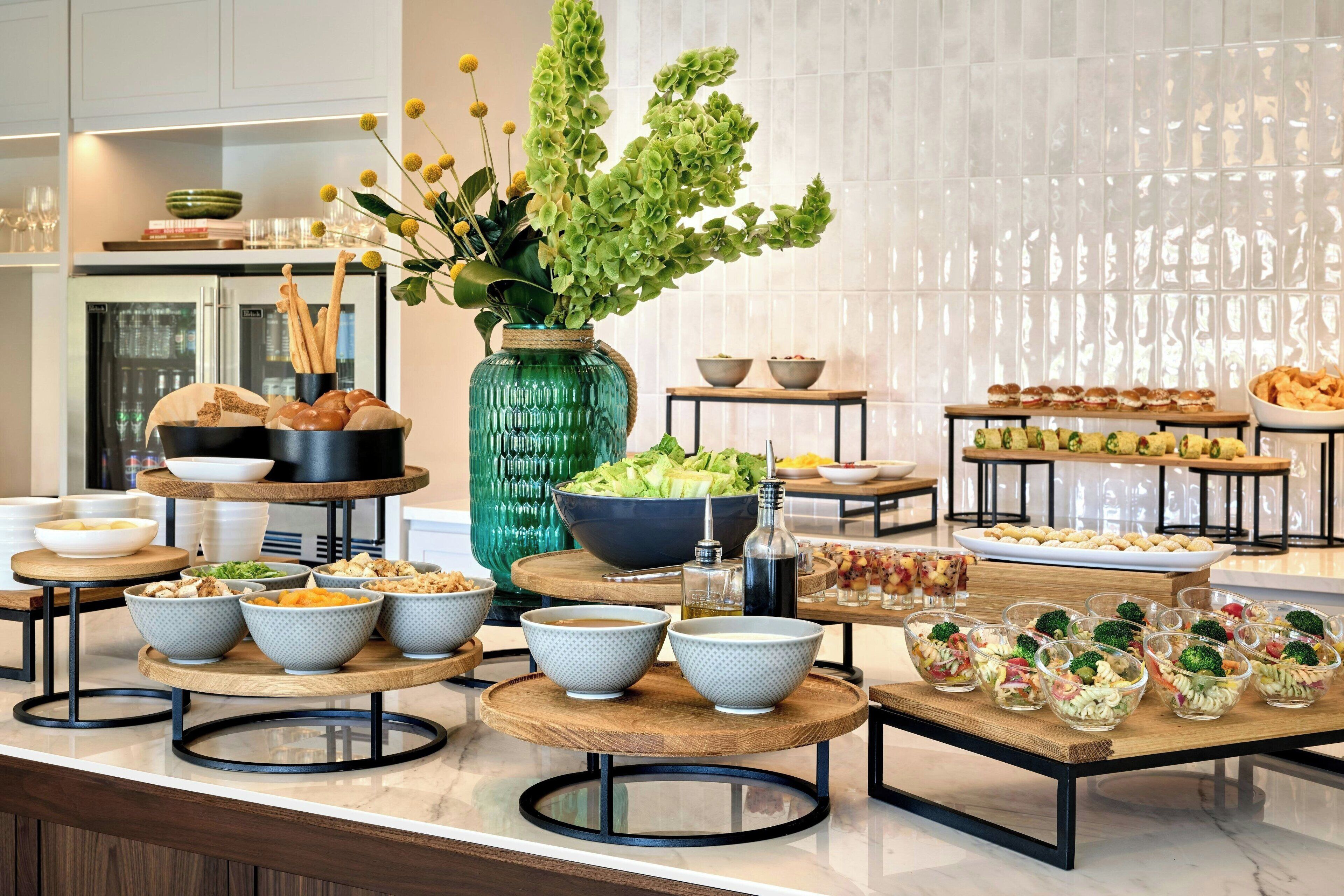 2 bars/lounges, poolside bar