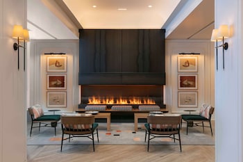 Hotel entrance and lobby at The Royal Sonesta Chicago Downtown