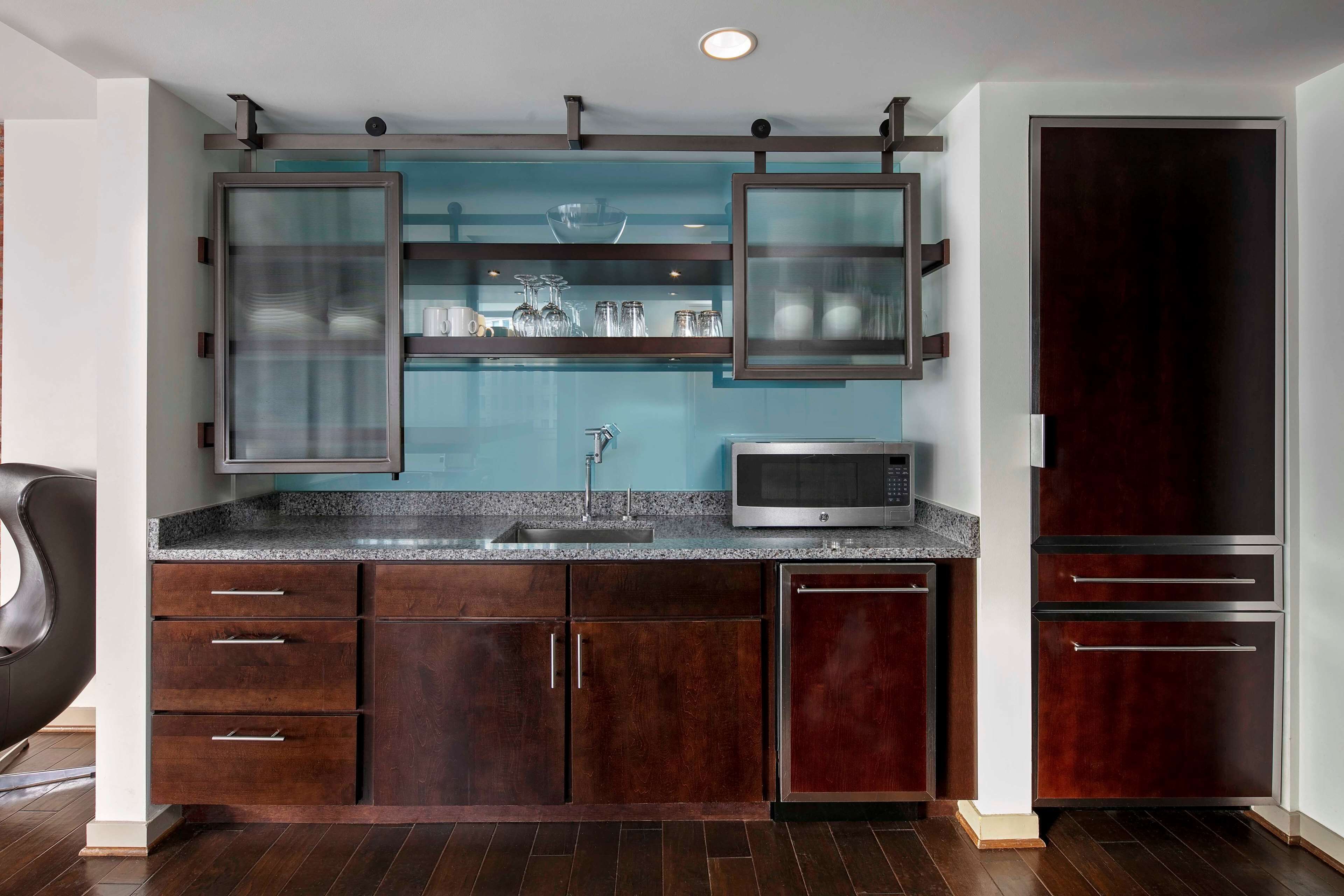 fridge, coffee/tea maker