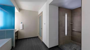 Un baño moderno con ducha, toallero y retrete.