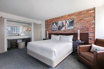 Hypo-allergenic bedding, down comforters, pillowtop beds, in-room safe at The Royal Sonesta Chicago Downtown