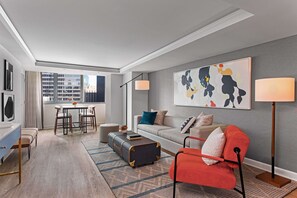 Hypo-allergenic bedding, down comforters, pillowtop beds, in-room safe - The Royal Sonesta Chicago Downtown (Chicago)