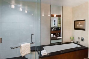 Suite Présidentielle, 1 très grand lit, vue ville | Salle de bain | Articles de toilette de luxe, sèche-cheveux, serviettes fournies