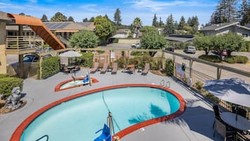 Piscina externa, funciona das 10h às 21h, guarda-sóis, espreguiçadeiras