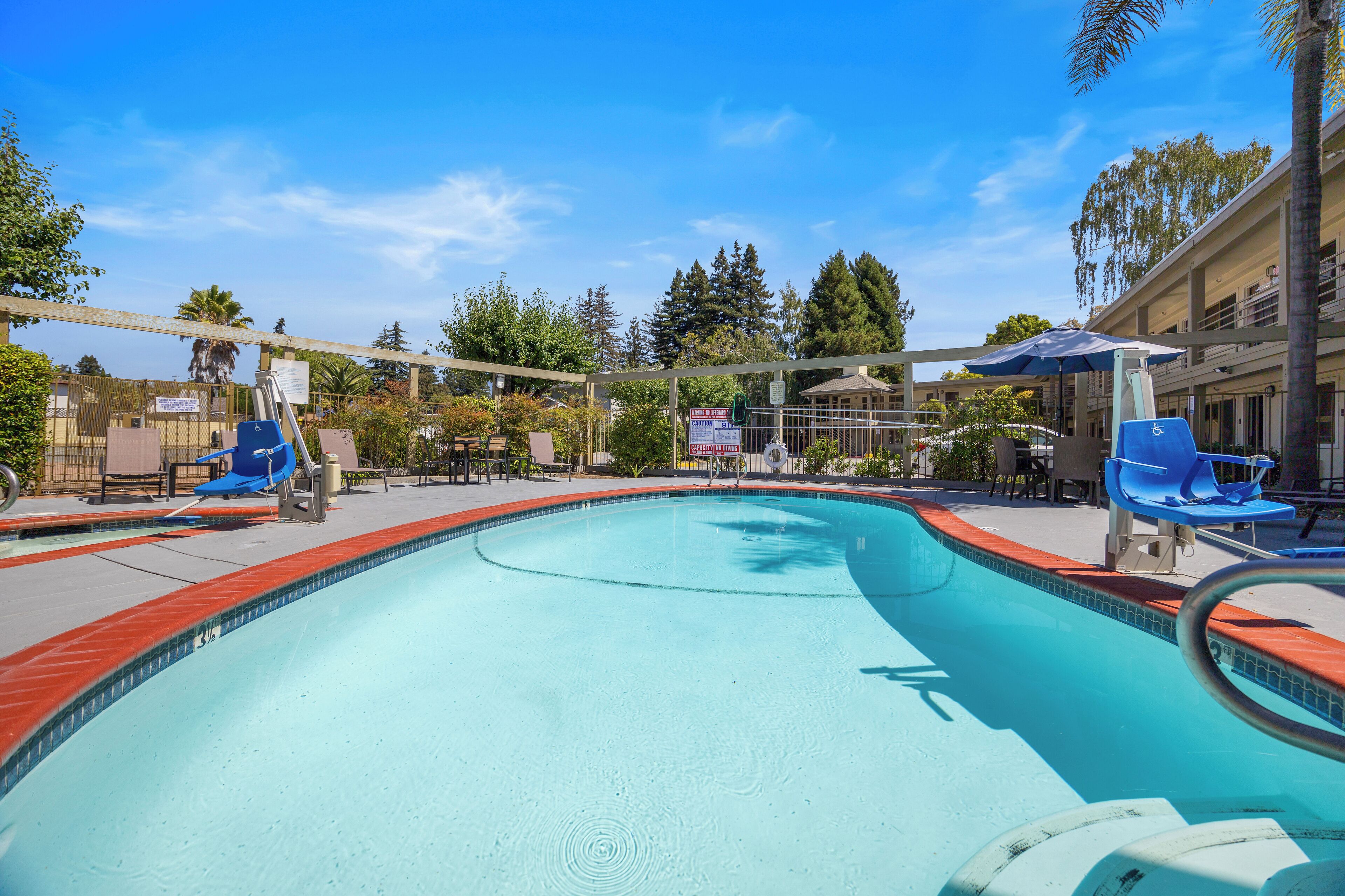 屋外プール、営業時間 10:00 ～ 21:00、プール パラソル、サンラウンジャー