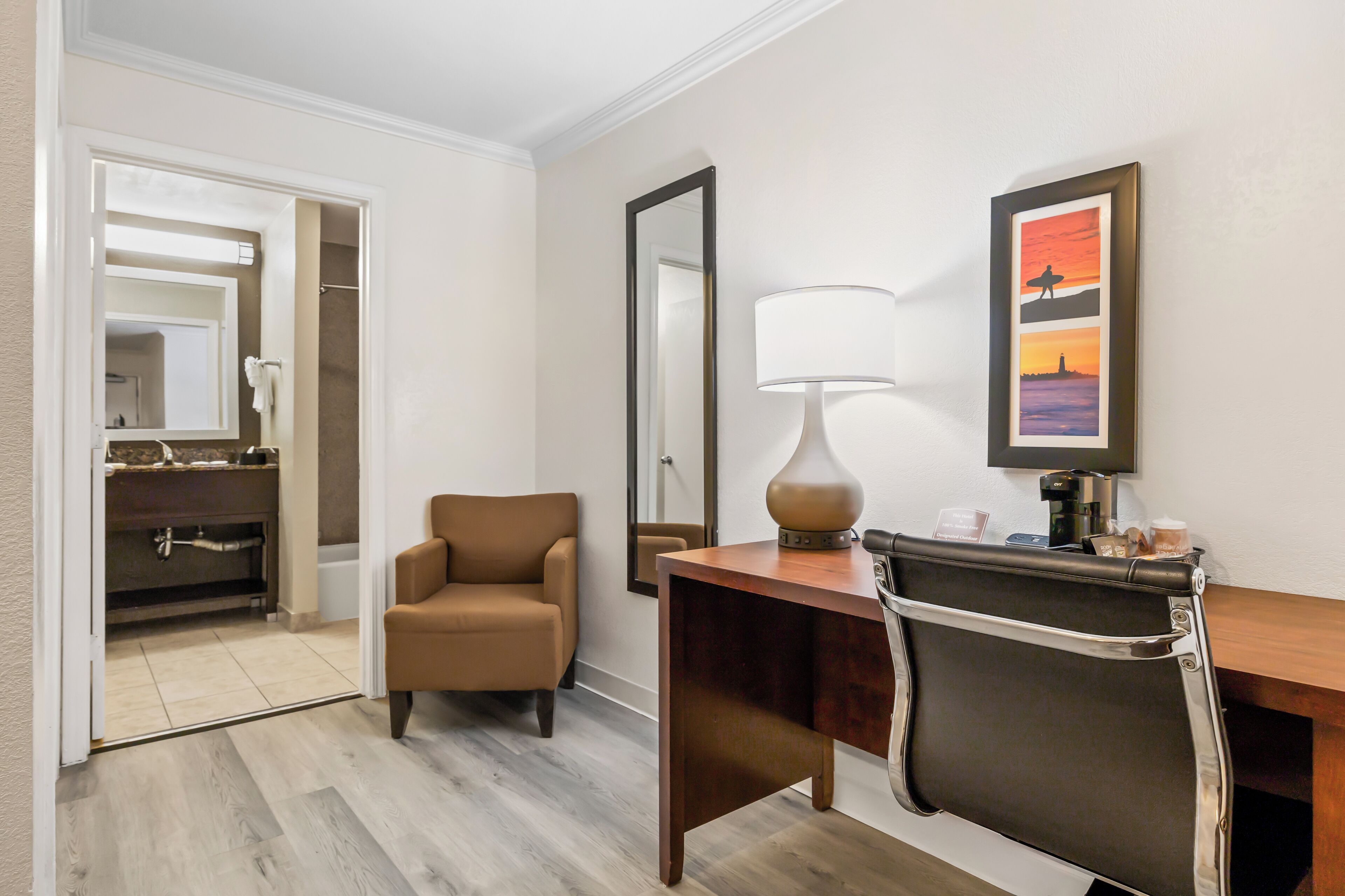 Quarto, 1 cama Queen, para não fumantes | Escrivaninha, ferros/tábuas de passar roupa, berços grátis