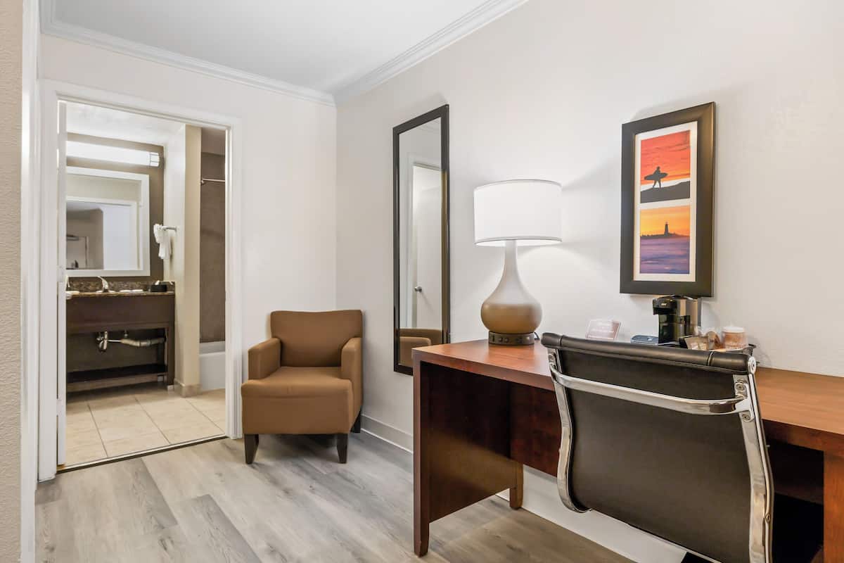 Quarto, 1 cama Queen, para não fumantes | Escrivaninha, ferros/tábuas de passar roupa, berços grátis