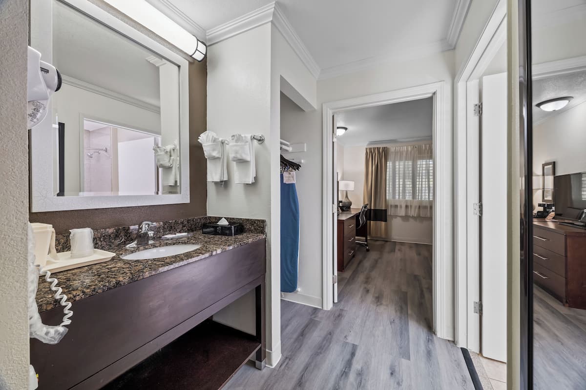 Quarto, várias camas, para não fumantes | Escrivaninha, ferros/tábuas de passar roupa, berços grátis