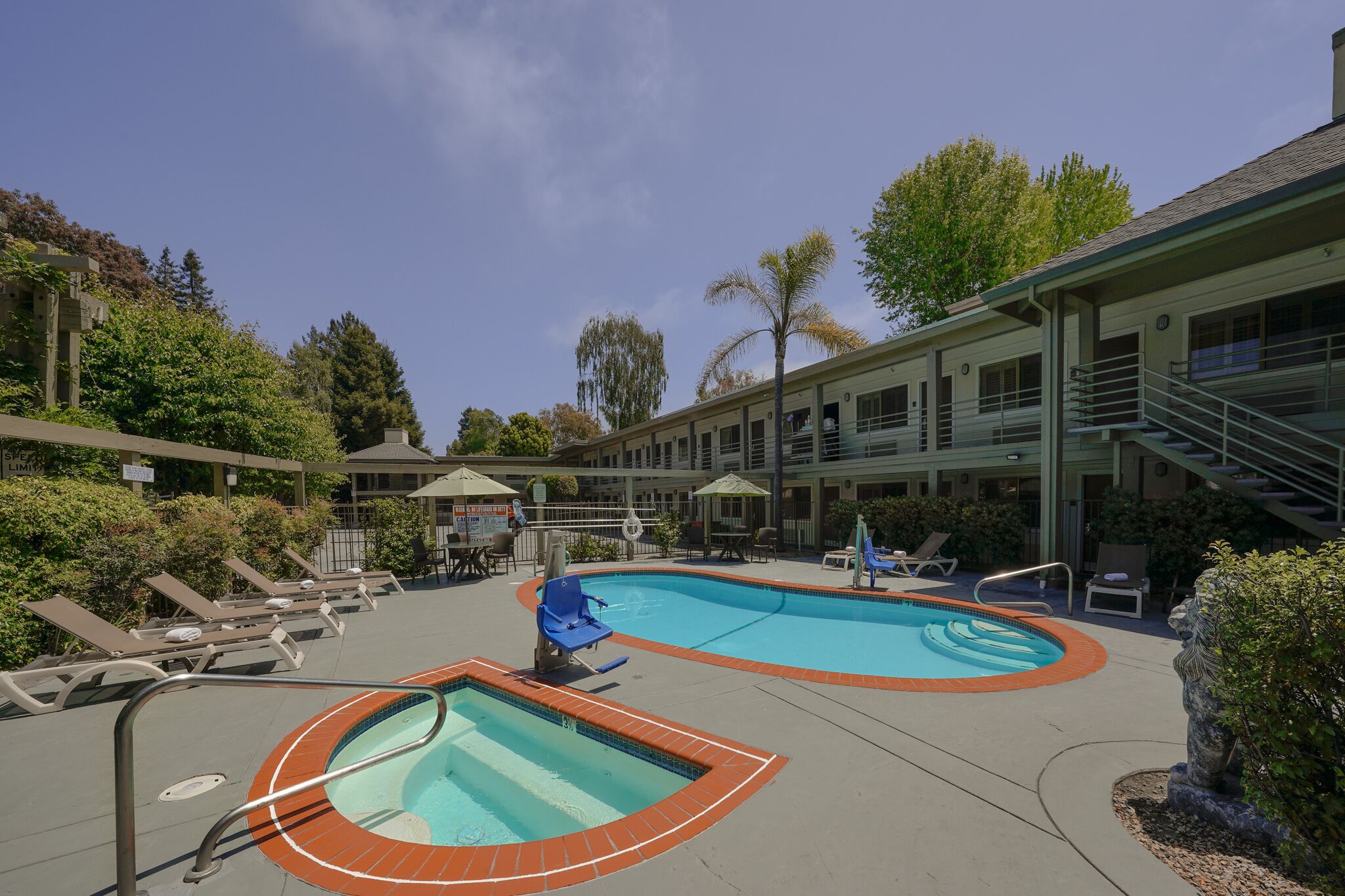 室外泳池；10:00 至 21:00 開放；泳池傘、躺椅