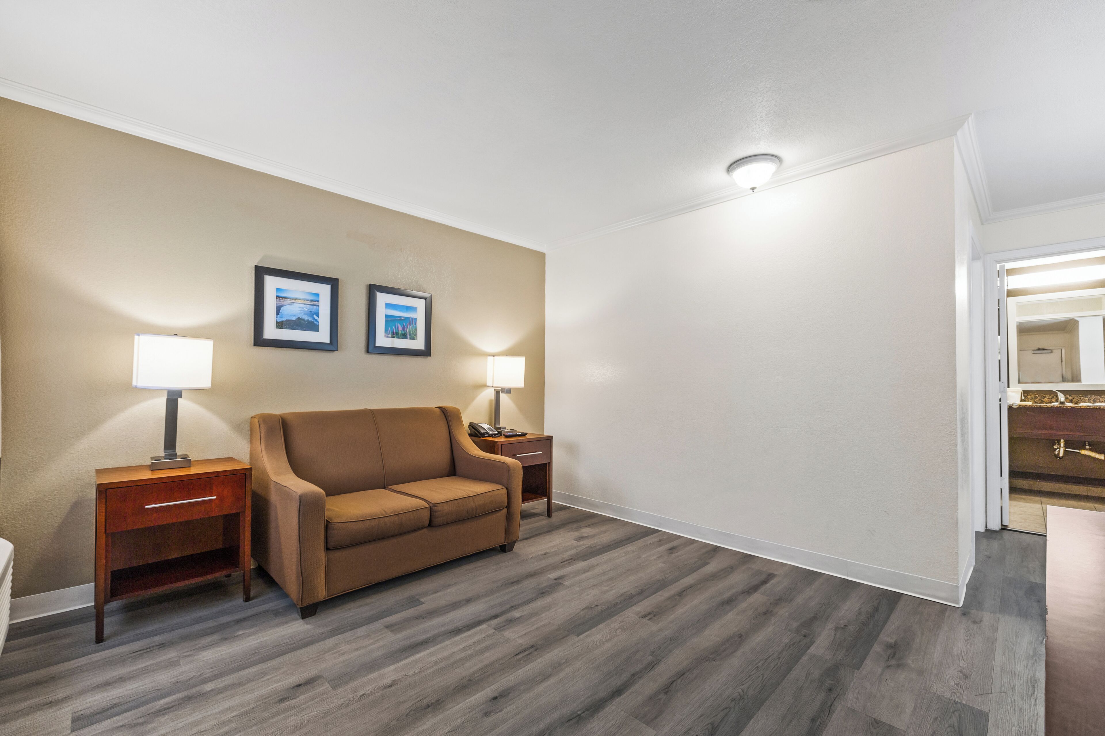 room, 1 queen bed, non smoking | living area | 47-inch lcd tv with digital channels, tv