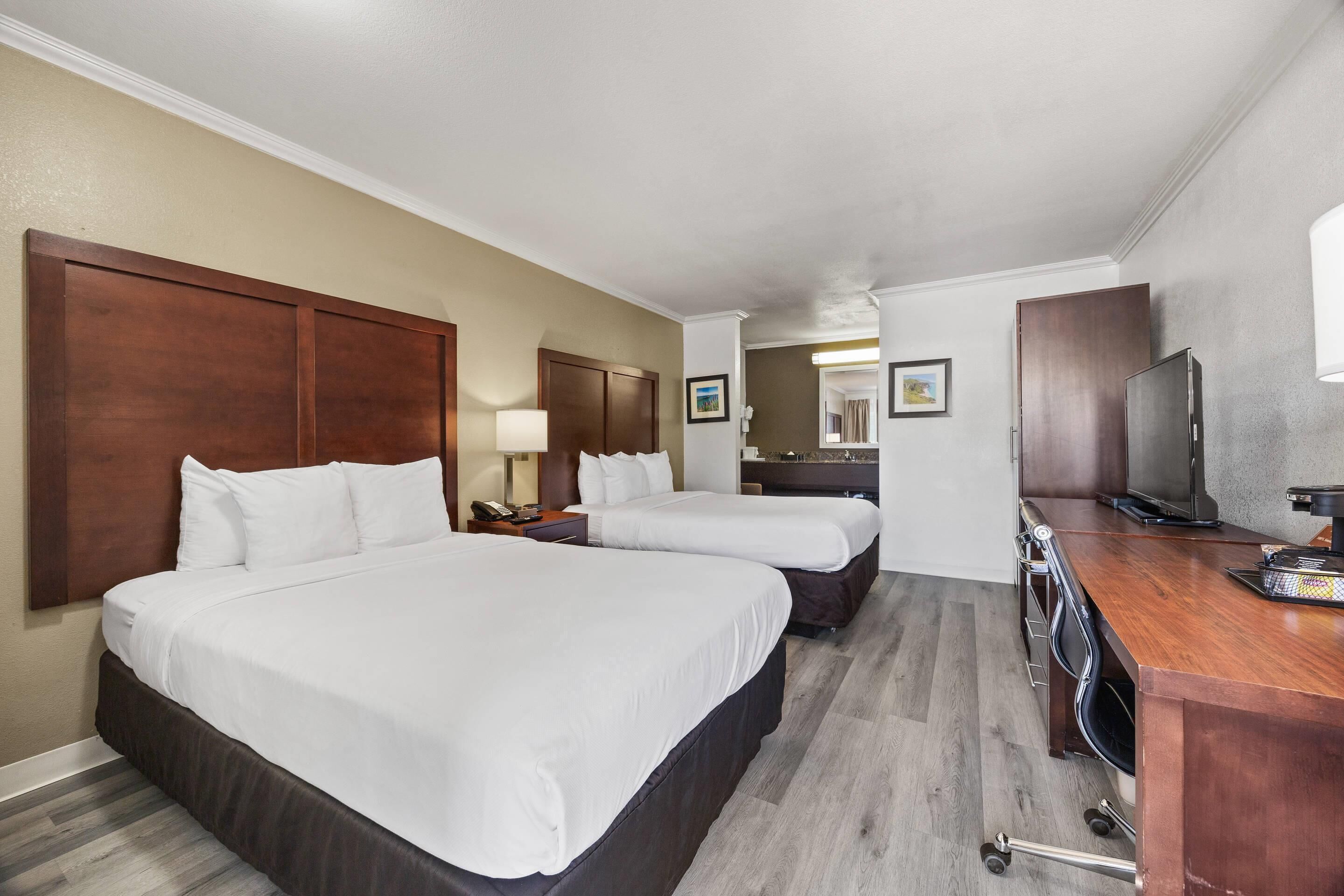 Bureau, fer et planche à repasser, lits bébé (gratuits)