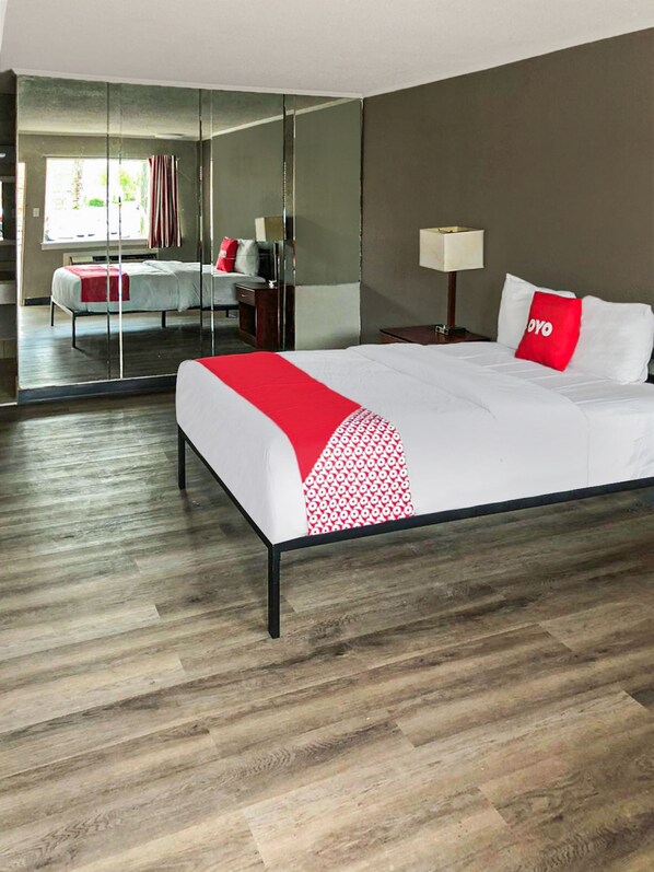 Habitación, 1 cama de matrimonio | 1 dormitorio y ropa de cama