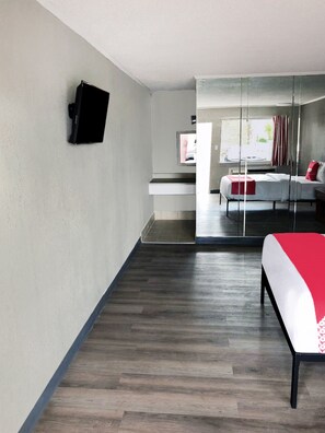 Room, 1 Queen Bed - OYO Hotel Petersburg VA I-95 & E Washington St (Petersburg)