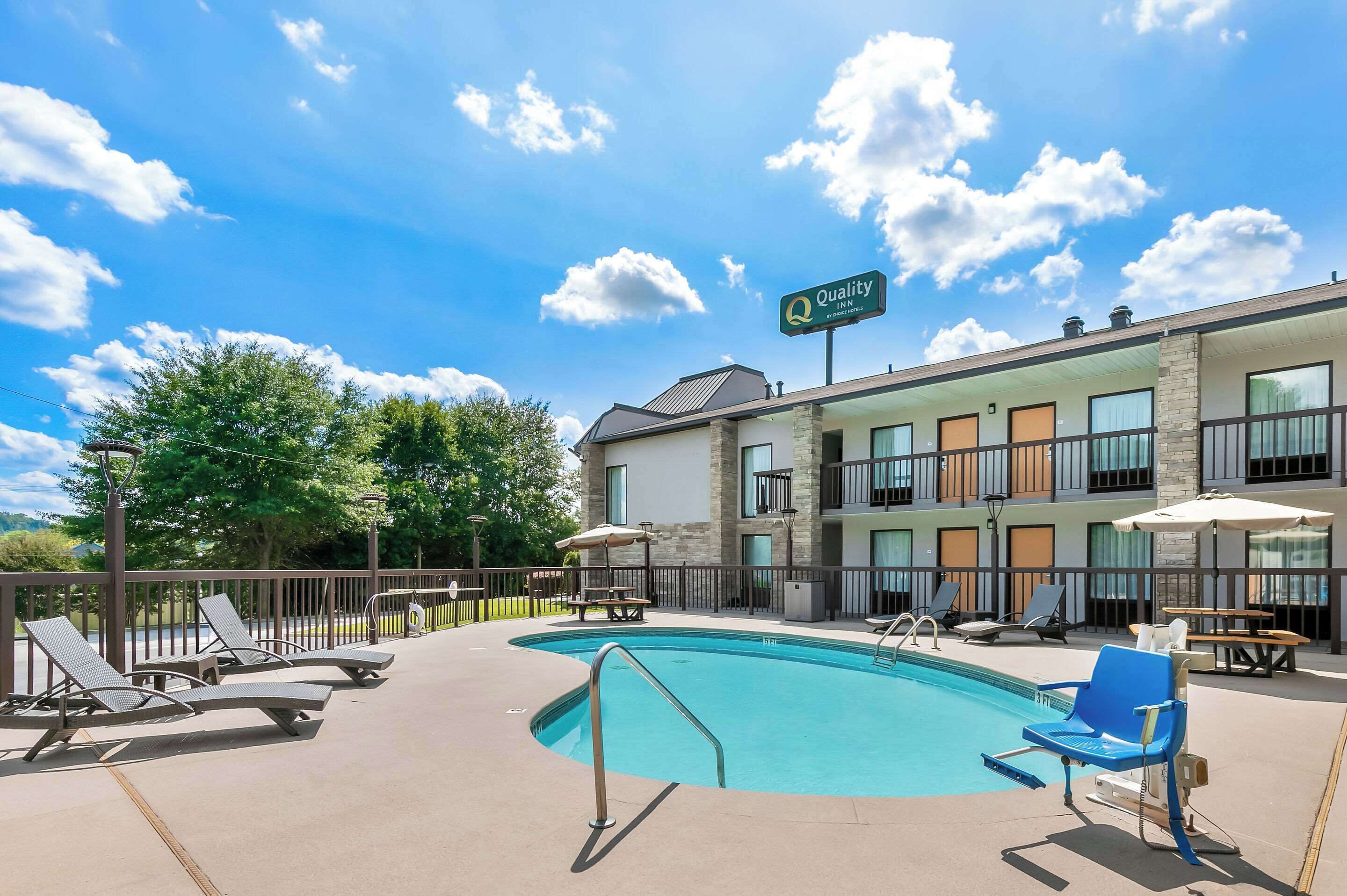 Außenpool (je nach Saison geöffnet), Sonnenschirme