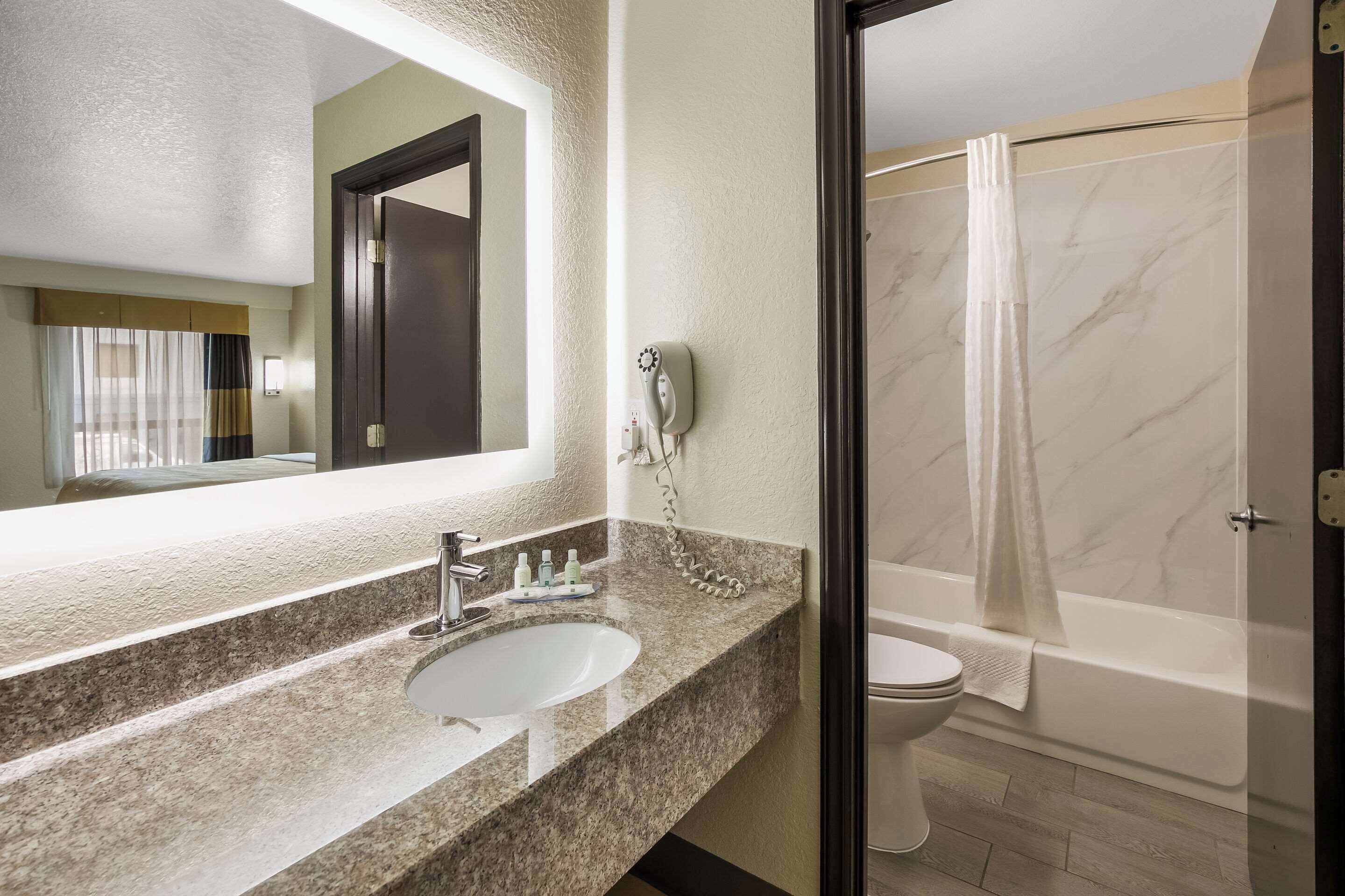 Standard Room, 1 King Bed, Non Smoking | Premium bedding, desk, blackout drapes, soundproofing
