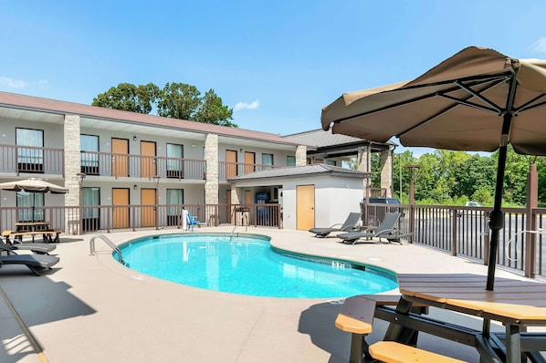 Seasonal outdoor pool, pool umbrellas