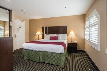 Desk, laptop workspace, iron/ironing board, free WiFi