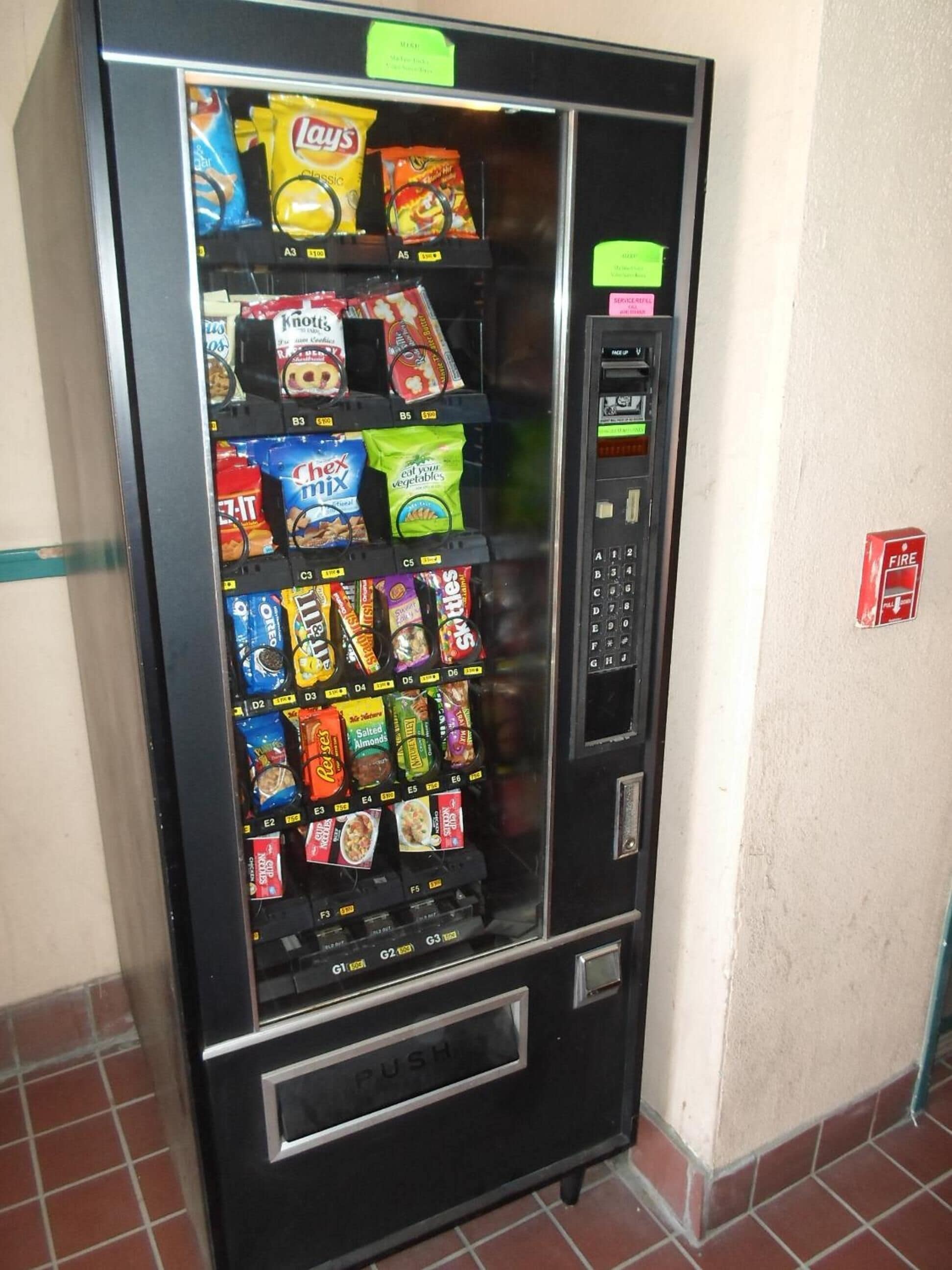 Een automaat met diverse snackopties.