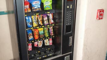 Een automaat met diverse snackopties.