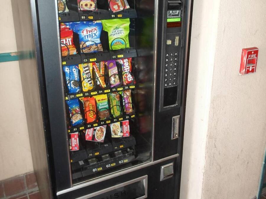 Een automaat met diverse snackopties.