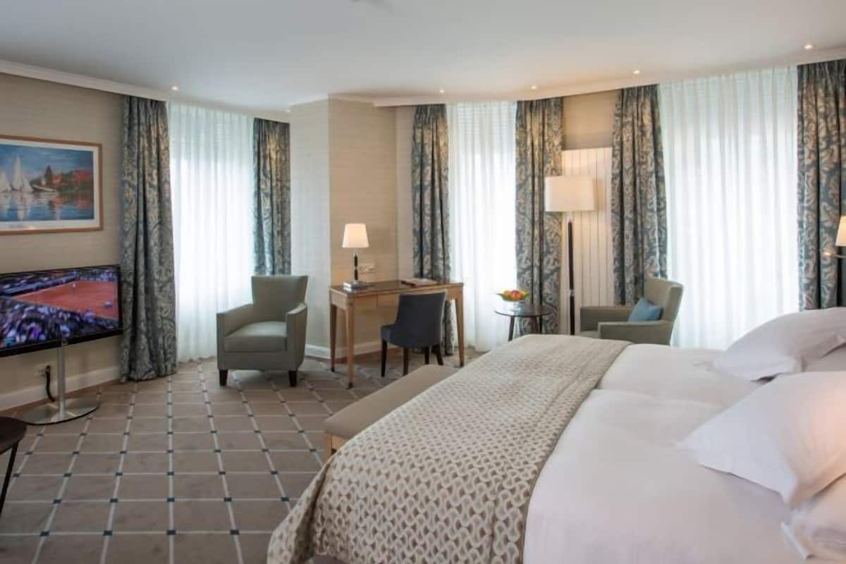 Minibar, in-room safe, soundproofing, iron/ironing board
